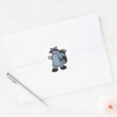 Racoon met beker koffie vierkante sticker (Envelop)