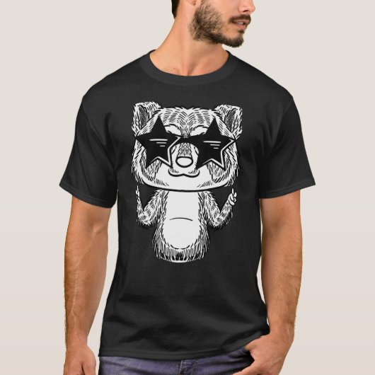 Racoon met zonnebril en raceoverloop t-shirt (Voorkant)