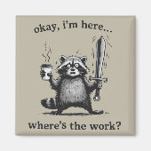 Racoon Okay I'm Here Where's The Work Coffee Magneet (Voorkant)