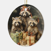 Racoons en kerstcadeautjes keramisch ornament (Links)
