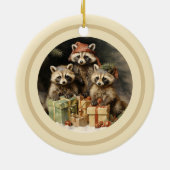 Racoons en kerstcadeautjes keramisch ornament (Achterkant)
