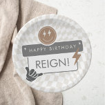 Rad Cool Dude Boys 'Verjaardag Papier Bord<br><div class="desc">Hang los met dit door schaatsers geïnspireerde jongensfeest-bord,  met radhappy gezichten,  stellaire patronen en gedurfde componenten. Elk element van dit ontwerp kan kleur worden aangepast aan uw behoeften.</div>