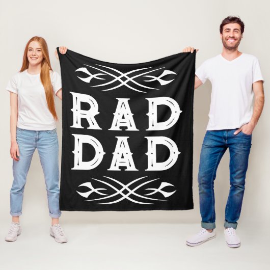 Rad Dad fleece deken met mannelijke tatoeage graph (In situ)