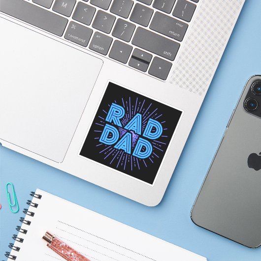Rad Dad Typografie Design | Vaderdag Sticker (Laptop met iPhone)