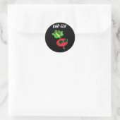 Rad-ish Funny Vegetable Radish Pun Dark BG Ronde Sticker (Tas)