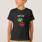 Rad-ish Funny Vegetable Radish Pun Dark BG T-shirt (Voorkant)
