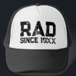 Rad Pa  trucker hoed Trucker Pet<br><div class="desc">Rad Pa  trucker hoed. Zwarte bedroefde typografie sjabloon. Koel pet voor 's werelds grootste vader,  koele man,  broer,  radicale oom,  geweldige opa,  vriend,  baas,  collega etc.</div>