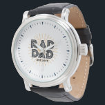 Rad papa Kind's cadeau aan vader witte typografie Horloge<br><div class="desc">Het perfecte geschenk voor Vaderdag is van een kind tot een slechte vader. Het ontwerp is voorzien van een zwarte typografie met oranje zonnestralen.</div>