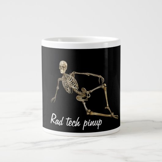 "Rad tech pinup with reclining skeleton Grote Koffiekop (Voorkant)