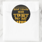 Rad-techneuten gaan nooit dood, ze zijn alleen maa ronde sticker (Tas)