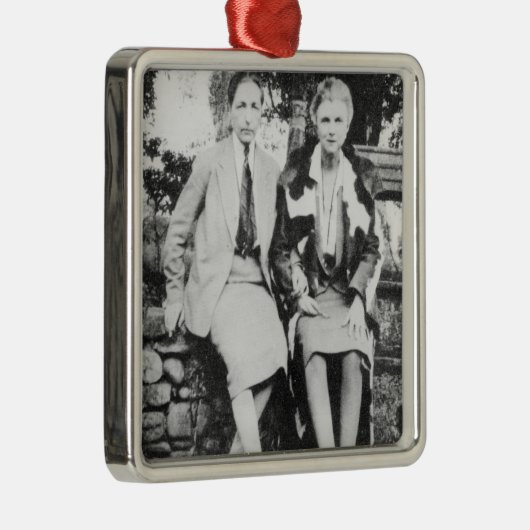 Radclyffe Hall en Una Vincenzo Metalen Ornament (Rechts)