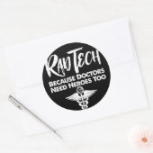 Radetech omdat artsen ook helden nodig hebben ronde sticker (Envelop)