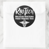 Radetech omdat artsen ook helden nodig hebben ronde sticker (Tas)