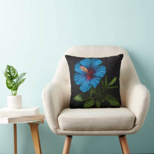 Radiant Blue: Hibiscus tegen bloem op zwart Kussen