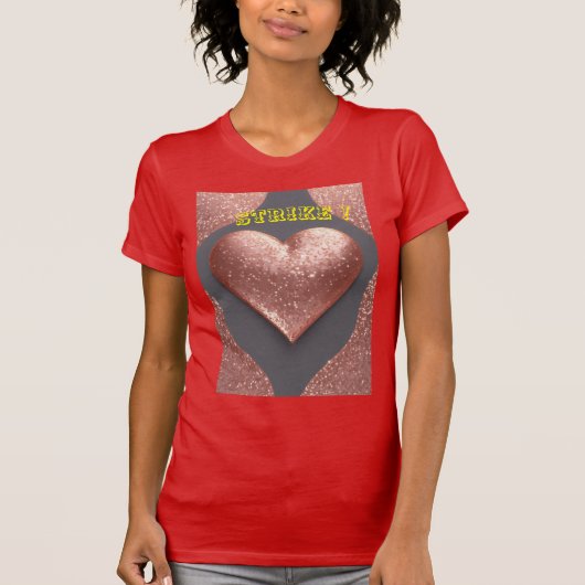 "Radiant Love: 'Strike' Golden Heart Design op roo T-shirt (Voorkant)