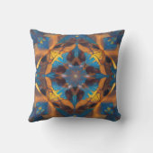 Radiant Mandala: levendige symmetrische fantasieku Kussen (Achterkant)