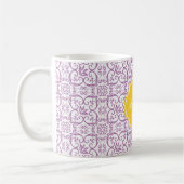 Radiant Orchid Damask Monogram Mok (Links)