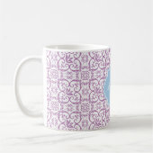 Radiant Orchid Damask Monogram Mok (Links)