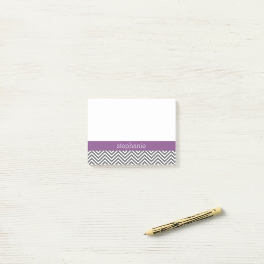 Radiant Orchid en Gray Chevrons Aangepaste naam Post-it® Notes (Op bureau)