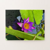 Radiant Purple Water Lily in Tranquil Pond Legpuzzel (Horizontaal)