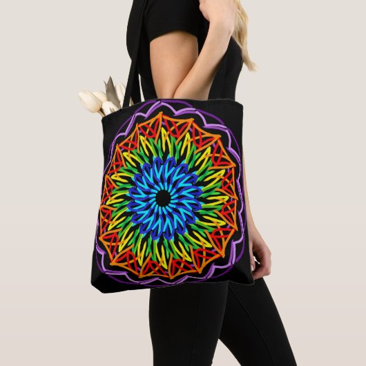 Radiant Rainbow Mandala – Levendige kleuren Tote Bag (Dichtbij)
