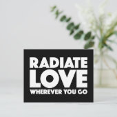 Radiate Love overal waar je wit bent op Black Quot Briefkaart (Staand voorkant)