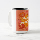 "Radiate Positivity" Retro Sunburst Art | 70s Styl Tweekleurige Koffiemok (Voorkant links)