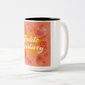 "Radiate Positivity" Retro Sunburst Art | 70s Styl Tweekleurige Koffiemok (Voorkant rechts)