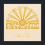 RADIEER ZONNEN  Retro Gold   crème<br><div class="desc">Opvallend zonnestisch motief in ombre golds. Retro voel illustratie met een met de hand bediende RADIATE-vormgeving met een 70-inch vibe en een met de hand getekende centrale badge met zonnestralen die met BE DE SUNSHINE-letters zijn bestudeerd. Geweldig als een traktatie voor jezelf of perfect als cadeau voor familie, vrienden en...</div>