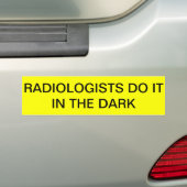 RADIOLOGISTEN DOEN HET IN DE DARKSE Bumpersticker (Op auto)
