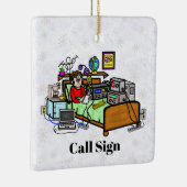 Radiomanalist voor kerstfeestdagen in Bed Keramisch Ornament (Rechts)