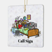 Radiomanalist voor kerstfeestdagen in Bed Keramisch Ornament (Links)