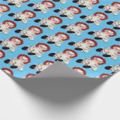 Rag pop met madeliefjes op blauw cadeaupapier (Hoek)