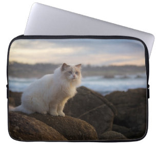 Ragdolkat bij het strand laptop sleeve