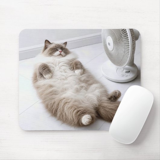 Ragdoll-kat die afkoelt met een ventilator muismat (Met muis)