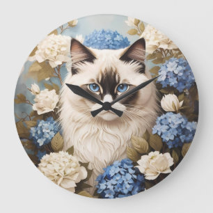 Ragdoll kat met blauwe hortensia bloemen grote klok