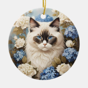 Ragdoll kat met blauwe hortensia bloemen keramisch ornament