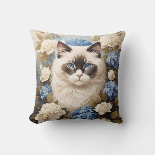 Ragdoll kat met blauwe hortensia bloemen kussen