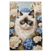 Ragdoll kat met blauwe hortensia bloemen medium cadeauzakje (Achterkant)