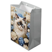 Ragdoll kat met blauwe hortensia bloemen medium cadeauzakje (Achterkant Gekanteld)