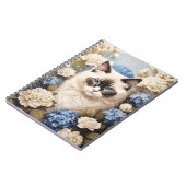 Ragdoll kat met blauwe hortensia bloemen notitieboek (Linkerzijde)