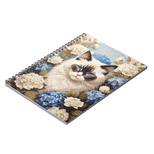 Ragdoll kat met blauwe hortensia bloemen notitieboek (Linkerzijde)