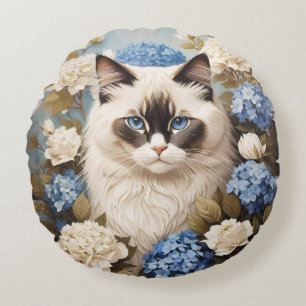 Ragdoll kat met blauwe hortensia bloemen rond kussen