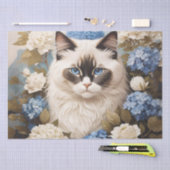 Ragdoll kat met blauwe hortensia bloemen tissuepapier (Craft)