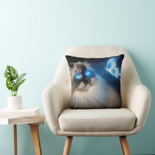 Ragdoll kat met blauwe neon vlinder kussen