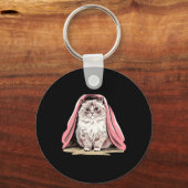 Ragdoll-kat onder een roze deken sticker sleutelhanger (Voorkant)