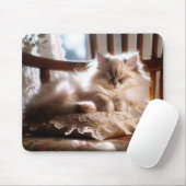 Ragdoll kat slaapt op kussen muismat (Met muis)