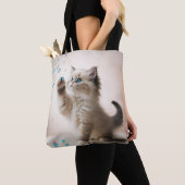 Ragdoll Kitten spelen met bubbels Tote Bag (Dichtbij)
