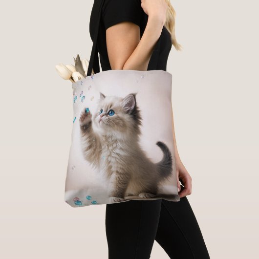 Ragdoll Kitten spelen met bubbels Tote Bag (Dichtbij)