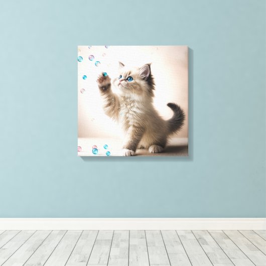 Ragdoll Kitten spelen met zeepbellen Canvas Afdruk (Insitu (Houten vloer))